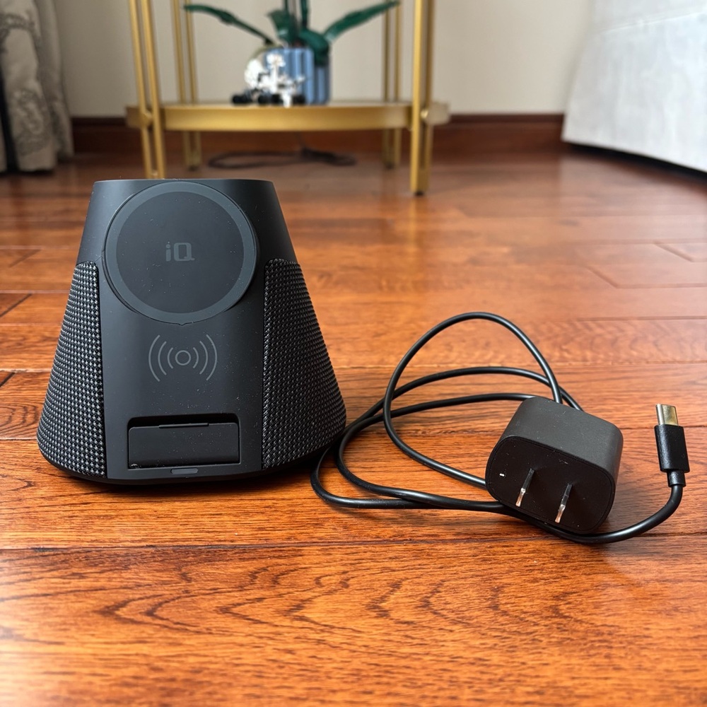 NWT Bluetooth Speaker and Phone Charger with MagSafe